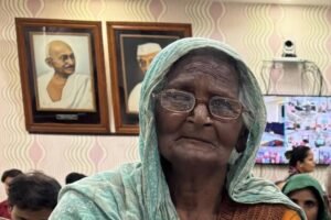 ‘बेटी ने घर कब्जा⁣⁣ लिया, मुझे फुटपाथ पर धकेल दिया’, डीएम के सामने फूट-फूट कर रोईं 76 साल की अम्मा