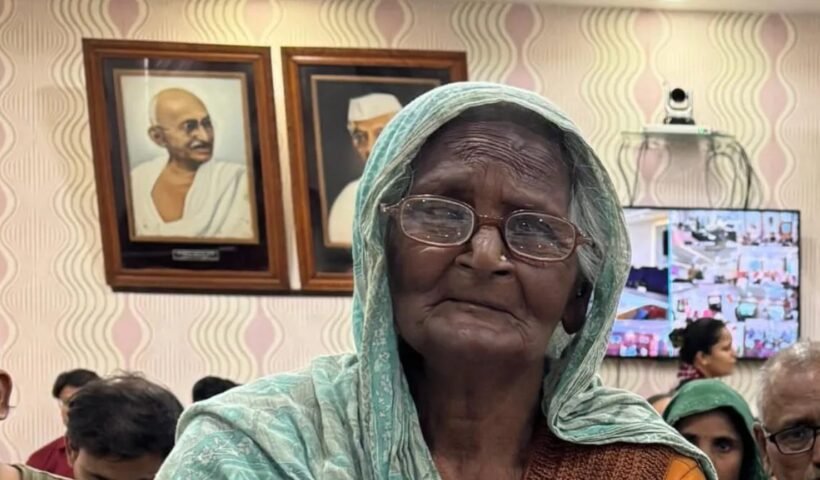 ‘बेटी ने घर‌‌ कब्जा लिया, मुझे फुटपाथ पर धकेल दिया’, डीएम के सामने फूट-फूट कर रोईं 76 साल की अम्मा