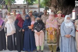3 पत्नियों वाले करोड़पति चपरासी का खेल! साली-सास और महिला मित्रों को भेज दिए करोड़ों