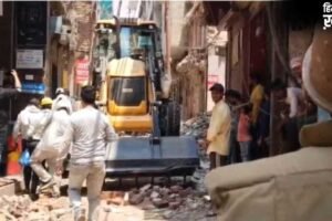 एक बार फिर दालमंडी में गरज रहा बुलडोजर, 45 घरों पर कार्रवाई; भारी पुलिस बल तैनात​