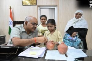 गुल्लक लूट की फरियाद सुन भावुक हुए कानपुर DM, अनोखा न्याय कर बच्ची को लौटाई मुस्कान​