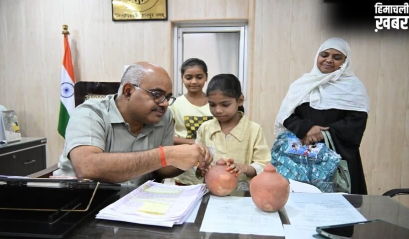 गुल्लक लूट की फरियाद सुन भावुक हुए कानपुर DM, अनोखा न्याय कर बच्ची को लौटाई मुस्कान​