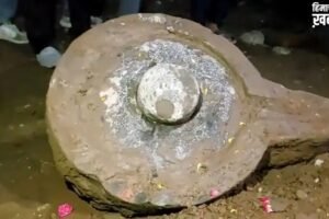 महाकालेश्वर मंदिर परिसर में खुदाई के दौरान मिला विशाल शिवलिंग, दर्शन के लिए उमड़ी भीड़