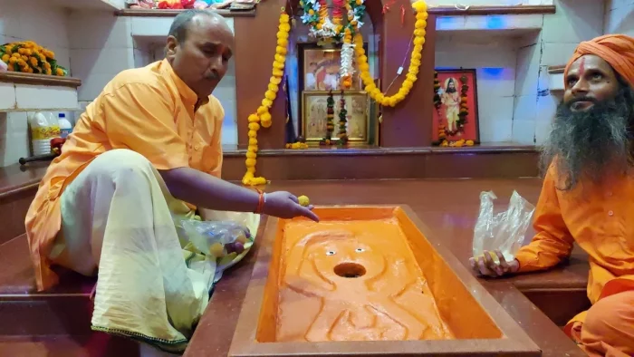 ​​700 साल पुरानी मंदिर जहां हनुमान जी की मूर्ति खाती है लड्डू पीती है दूध और जपती है राम नाम​​​​​