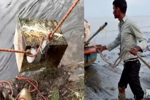 ​​नदी में डाला चुंबक तो चिपक गई तिजोरी खोलकर देखा तो चौंक गया युवक जानें फिर क्या हुआ?​​​​​