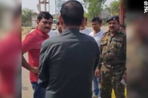 ‘बंदर जैसा दिमाग…’, उन्नाव में मंडी निदेशक ने सचिव को लगाई फटकार, जानें क्या है पूरा मामला